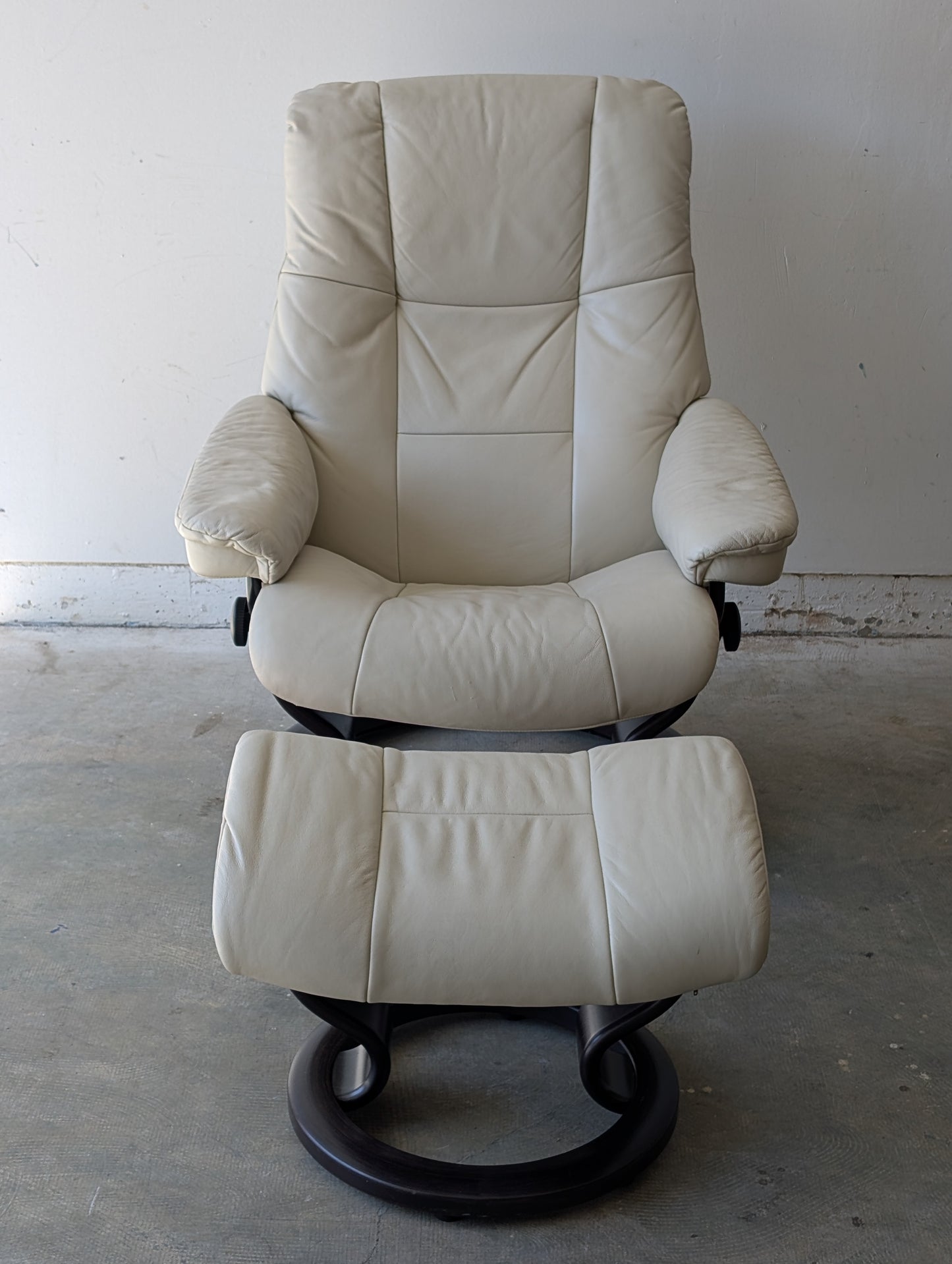 Ekornes Stressless Mayfair Recliner Chair + Ottoman
