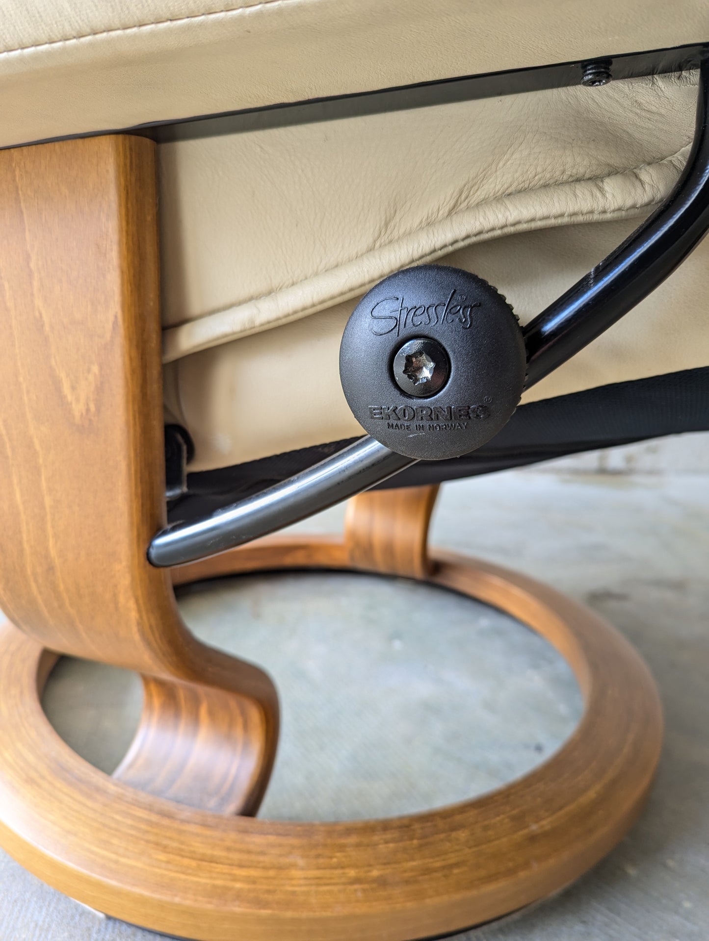 Ekornes Stressless Mayfair Lounge Chair + Ottoman