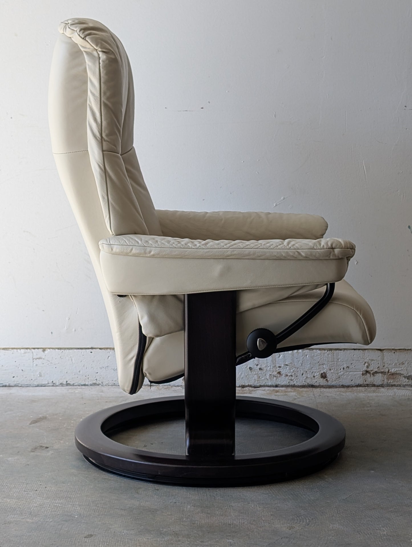 Ekornes Stressless Mayfair Recliner Chair + Ottoman