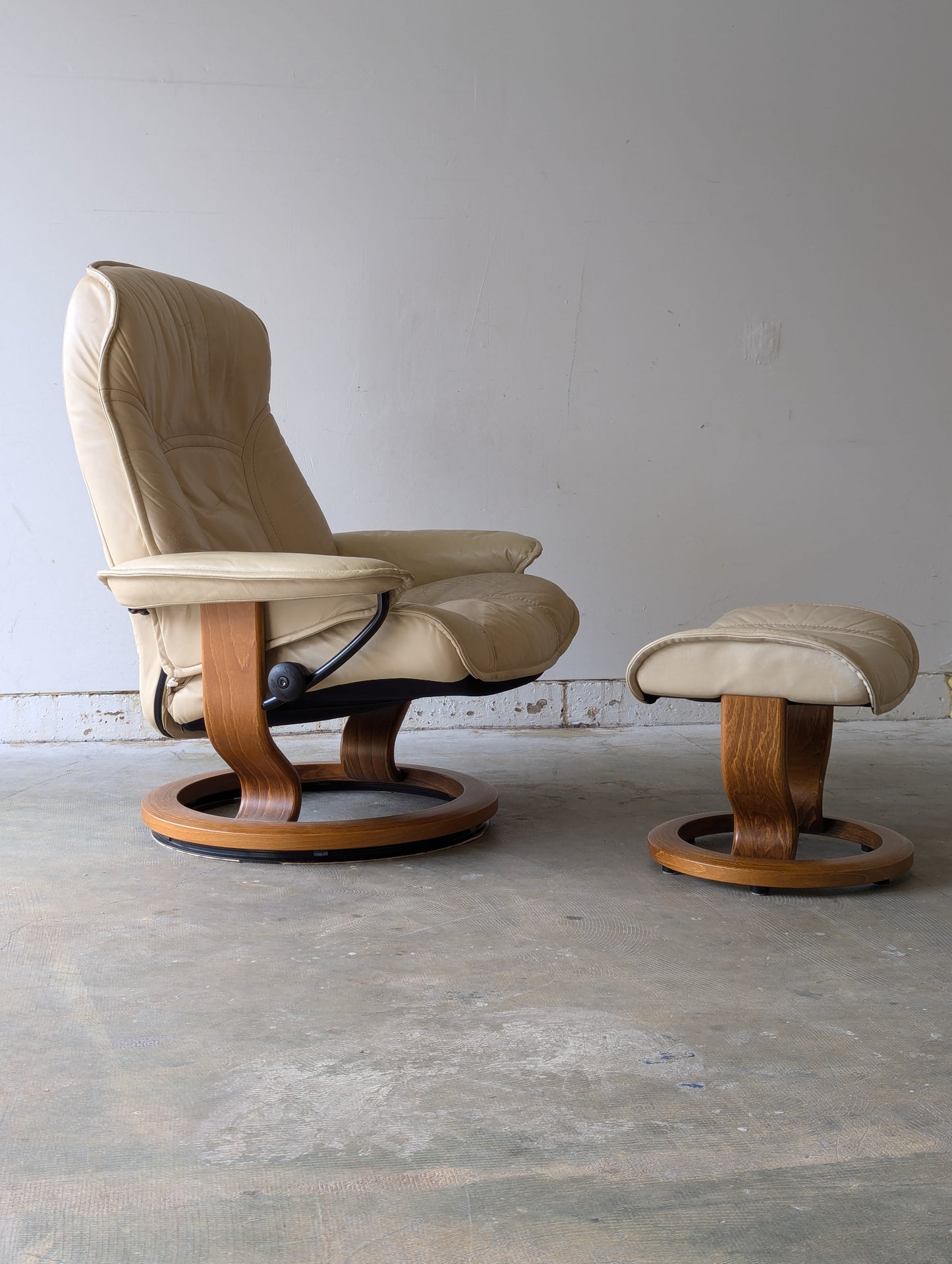 Ekornes Stressless Mayfair Lounge Chair + Ottoman
