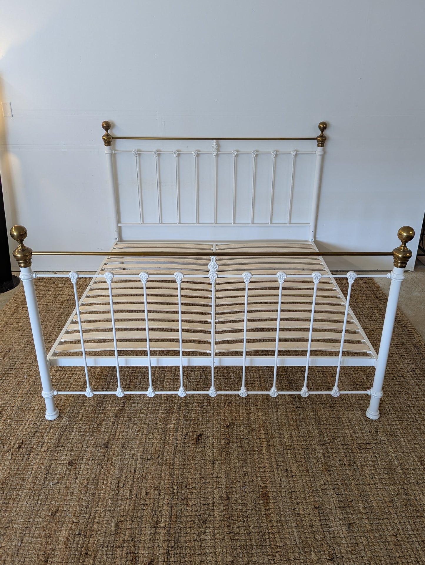 Orchids Luxe Home Castille White Metal/ Brass Bedframe
