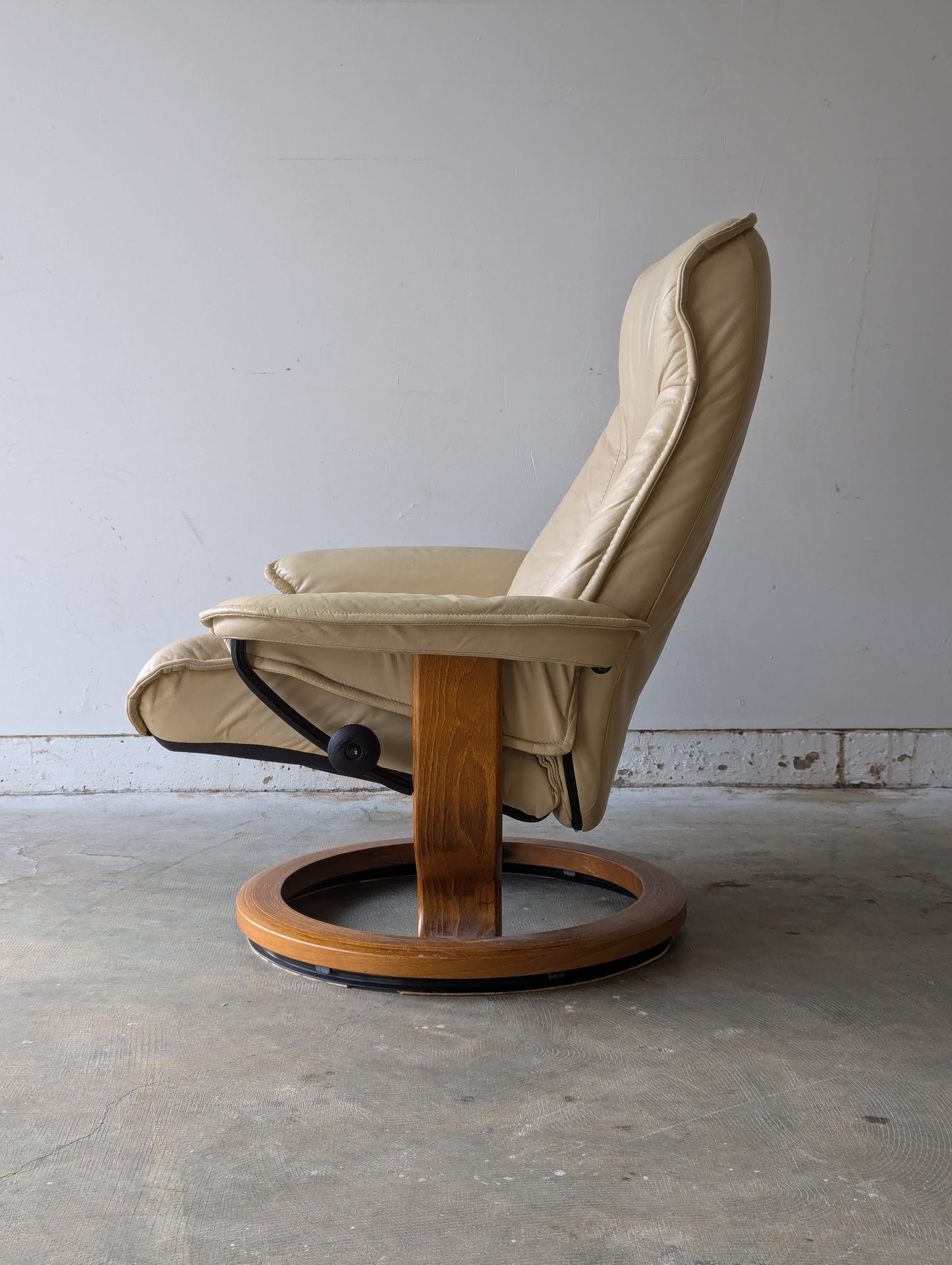 Ekornes Stressless Mayfair Lounge Chair + Ottoman