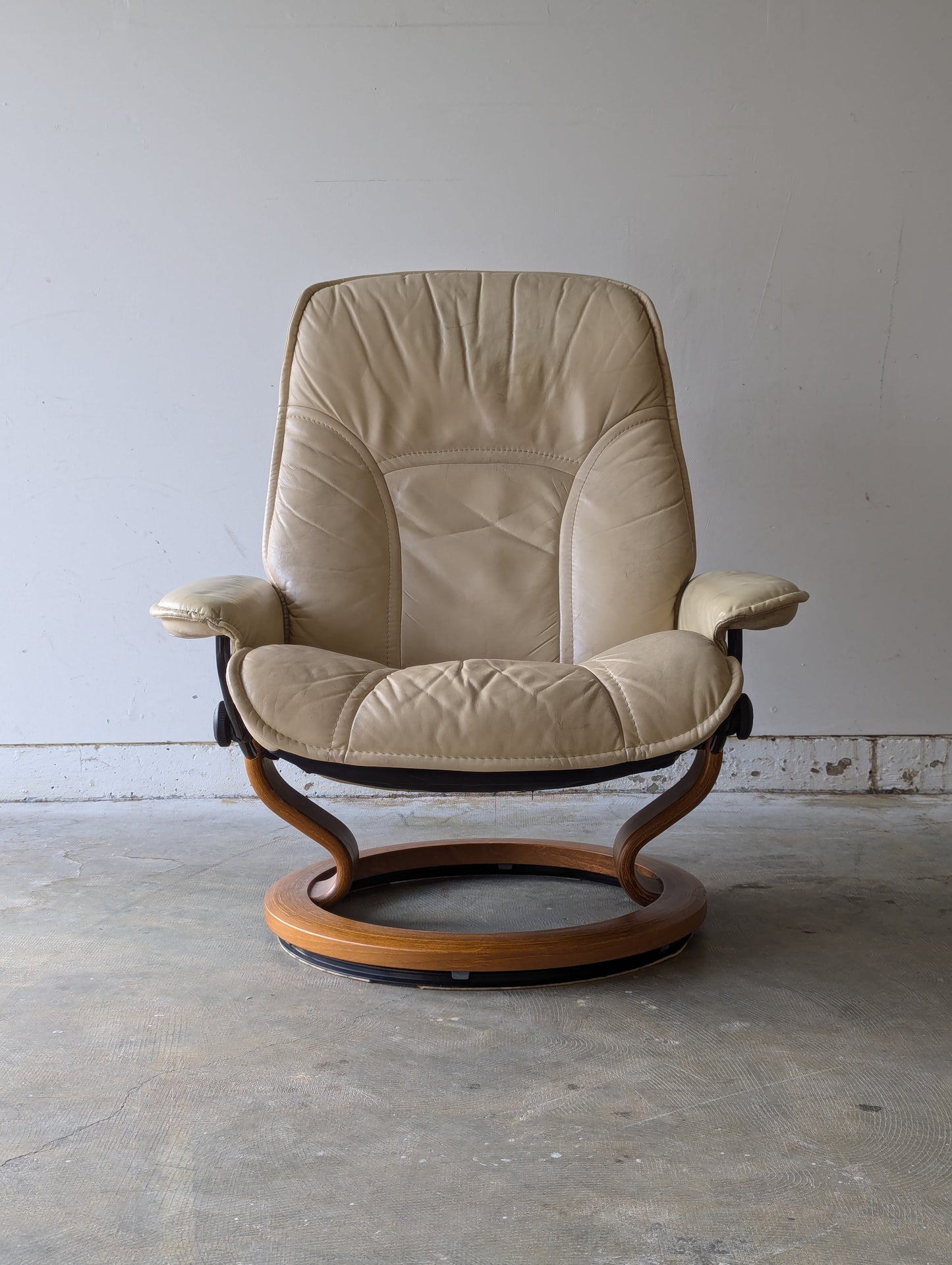 Ekornes Stressless Mayfair Lounge Chair + Ottoman