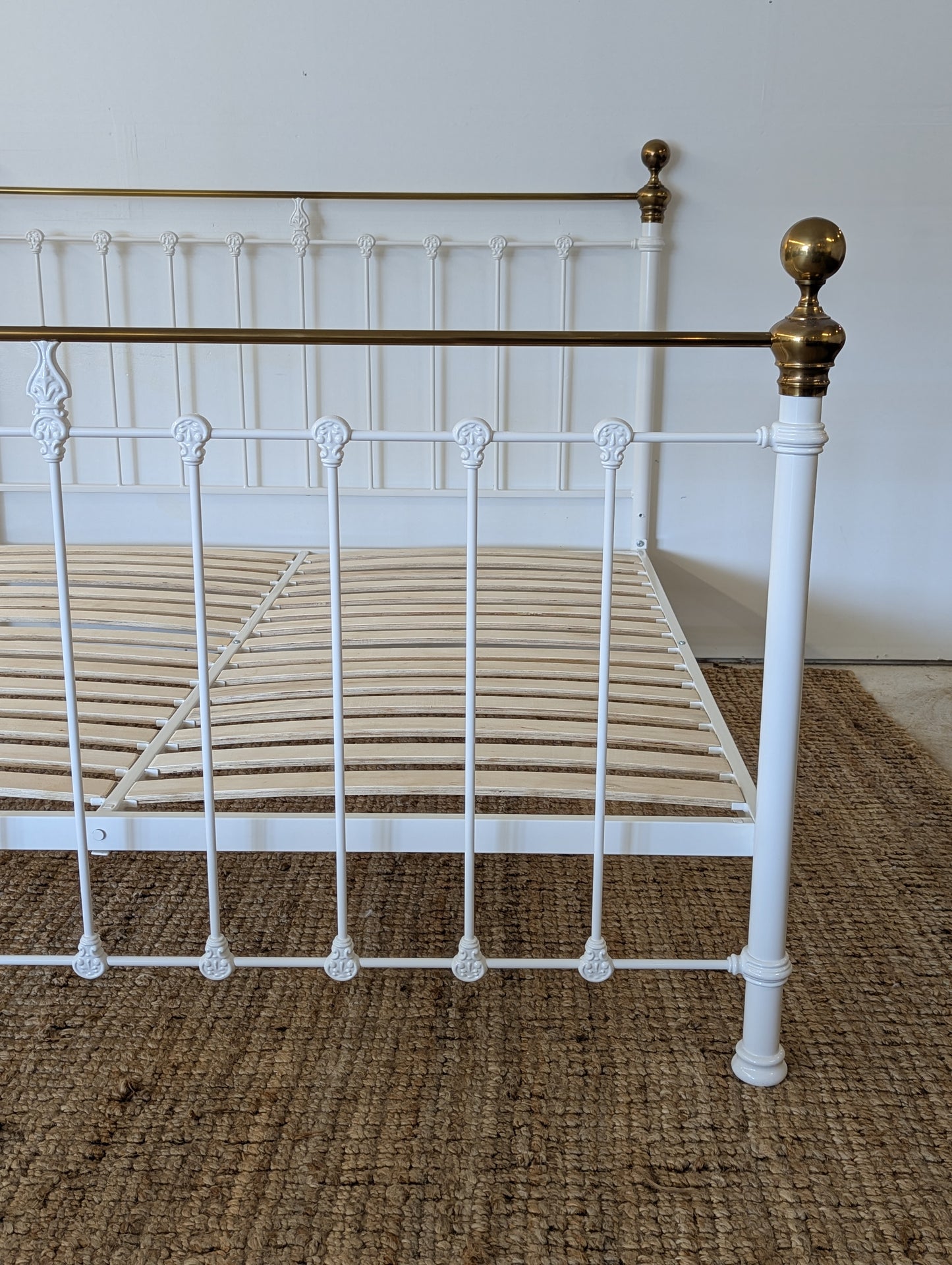 Orchids Luxe Home Castille White Metal/ Brass Bedframe