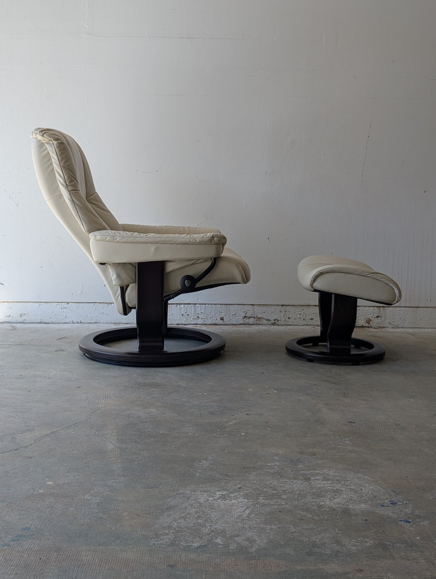 Ekornes Stressless Mayfair Recliner Chair + Ottoman
