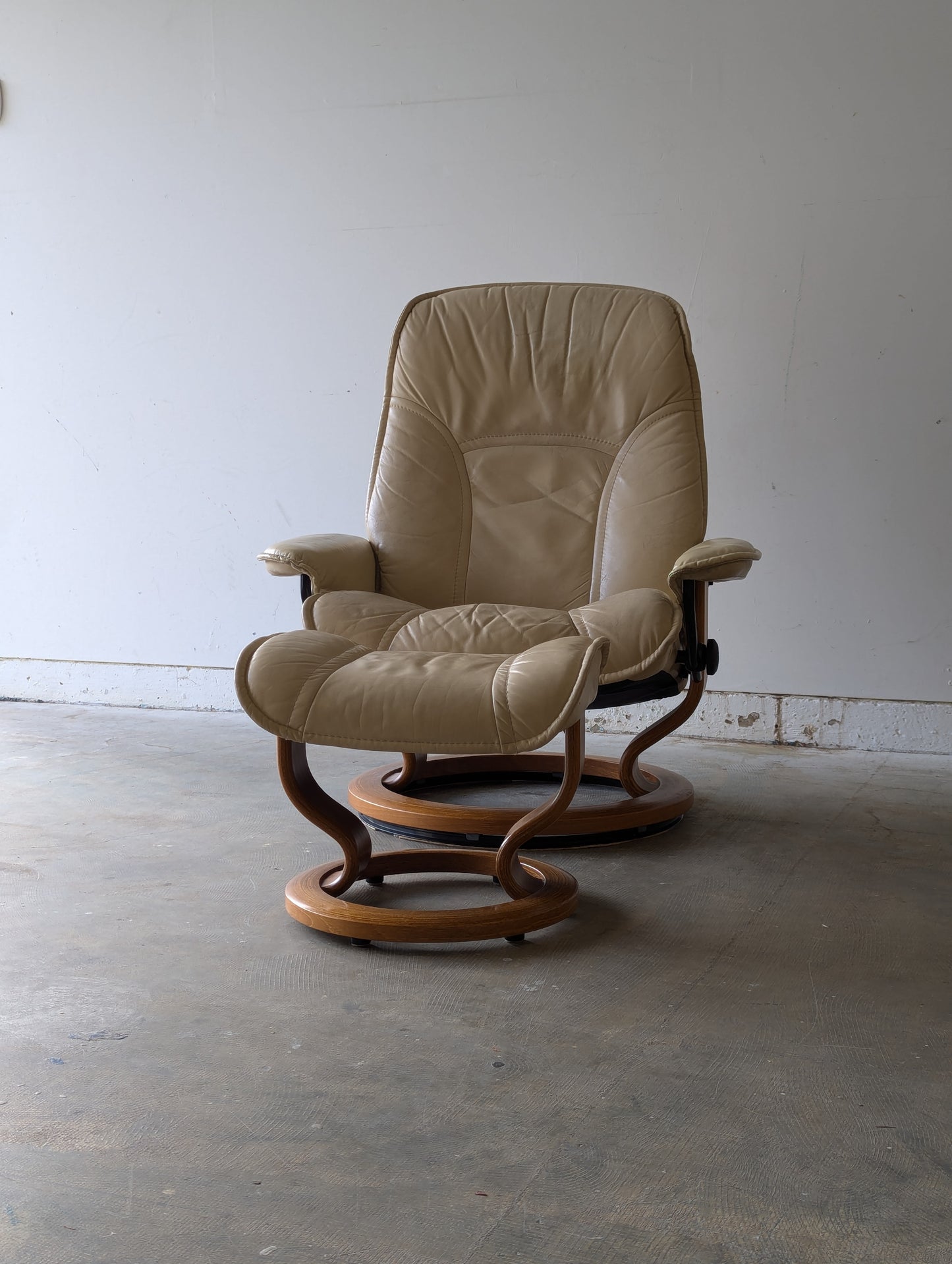 Ekornes Stressless Mayfair Lounge Chair + Ottoman
