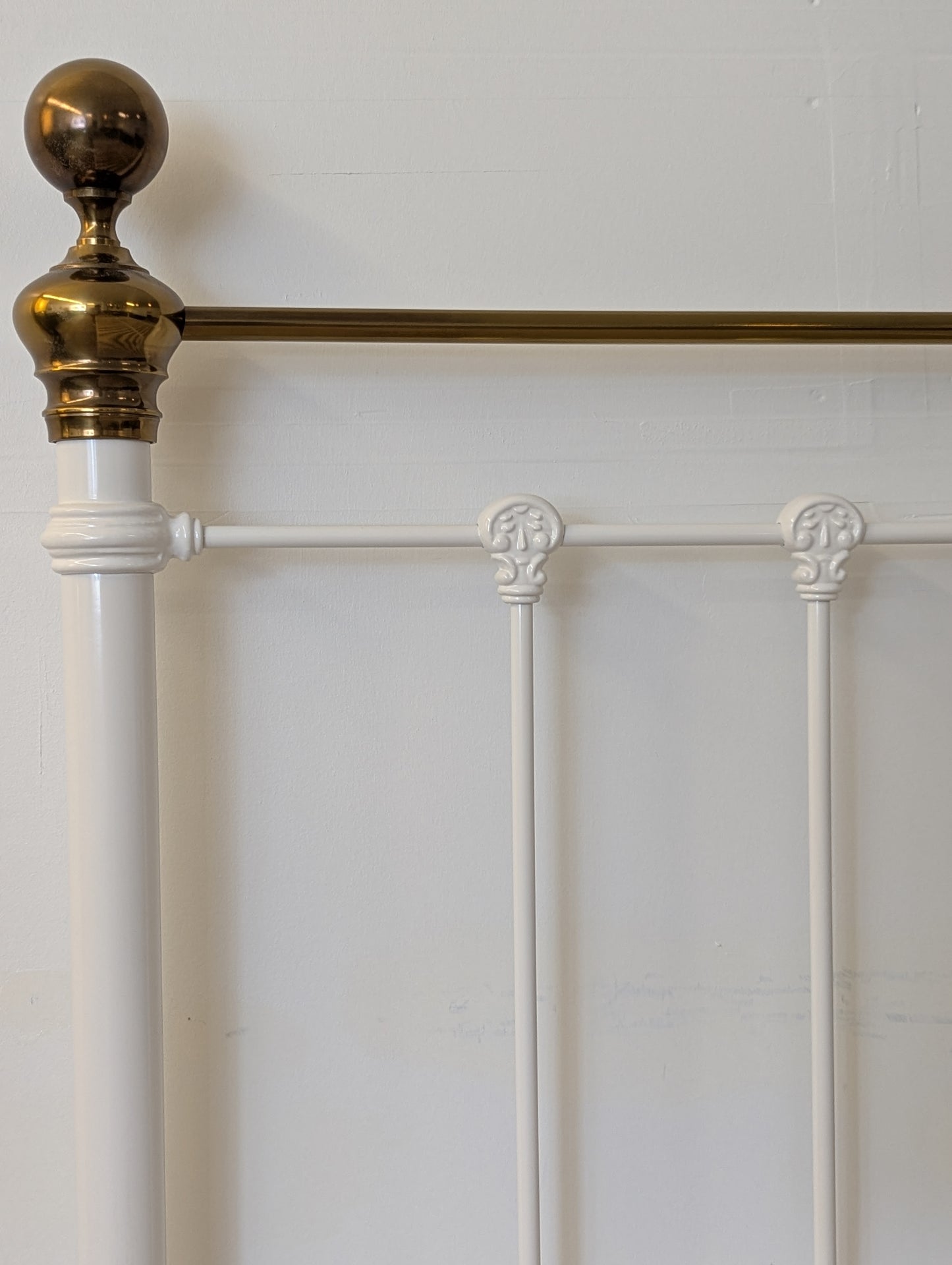 Orchids Luxe Home Castille White Metal/ Brass Bedframe