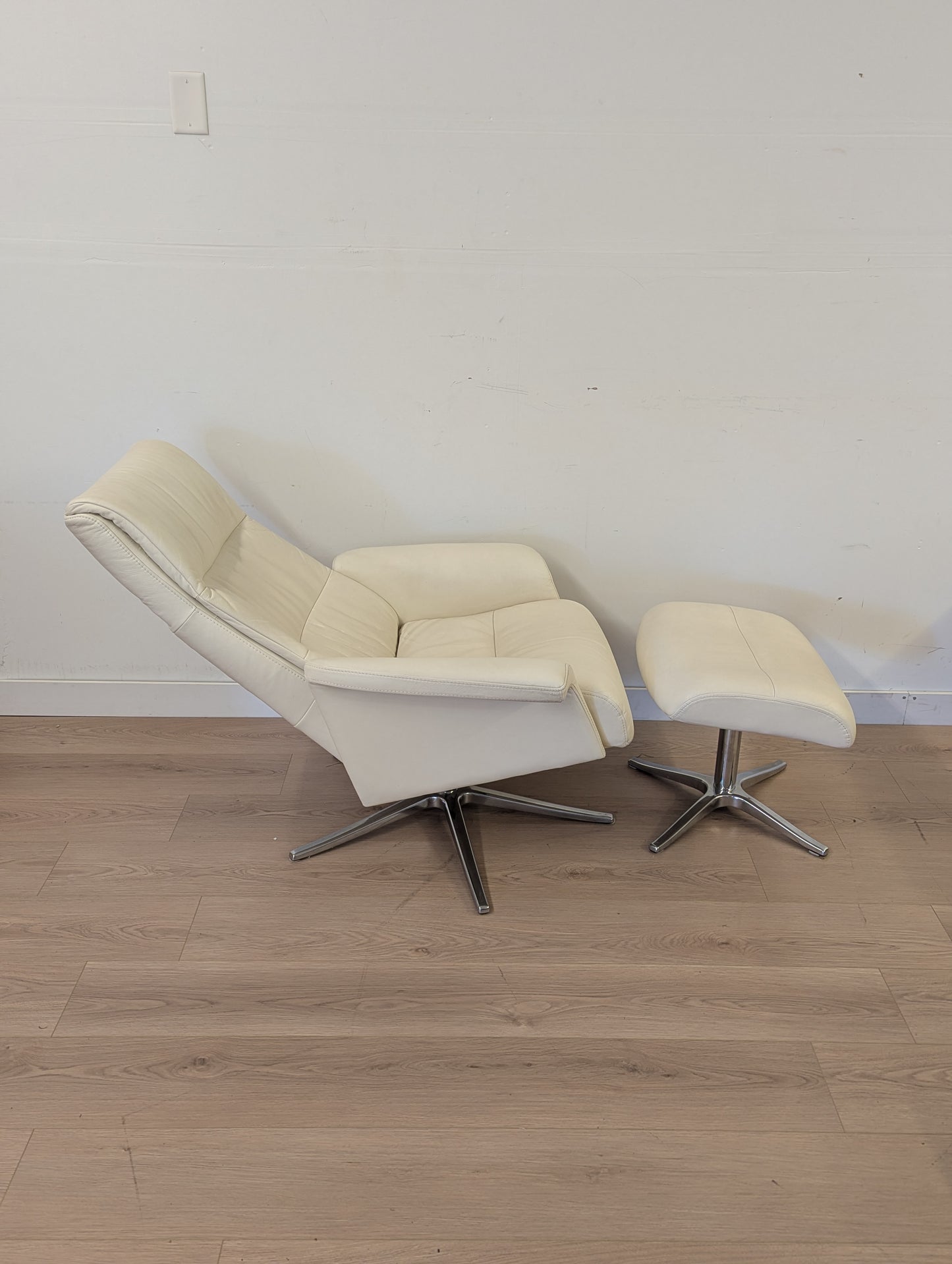 IMG Space 2400 Swivel Reclining Chair + Ottoman