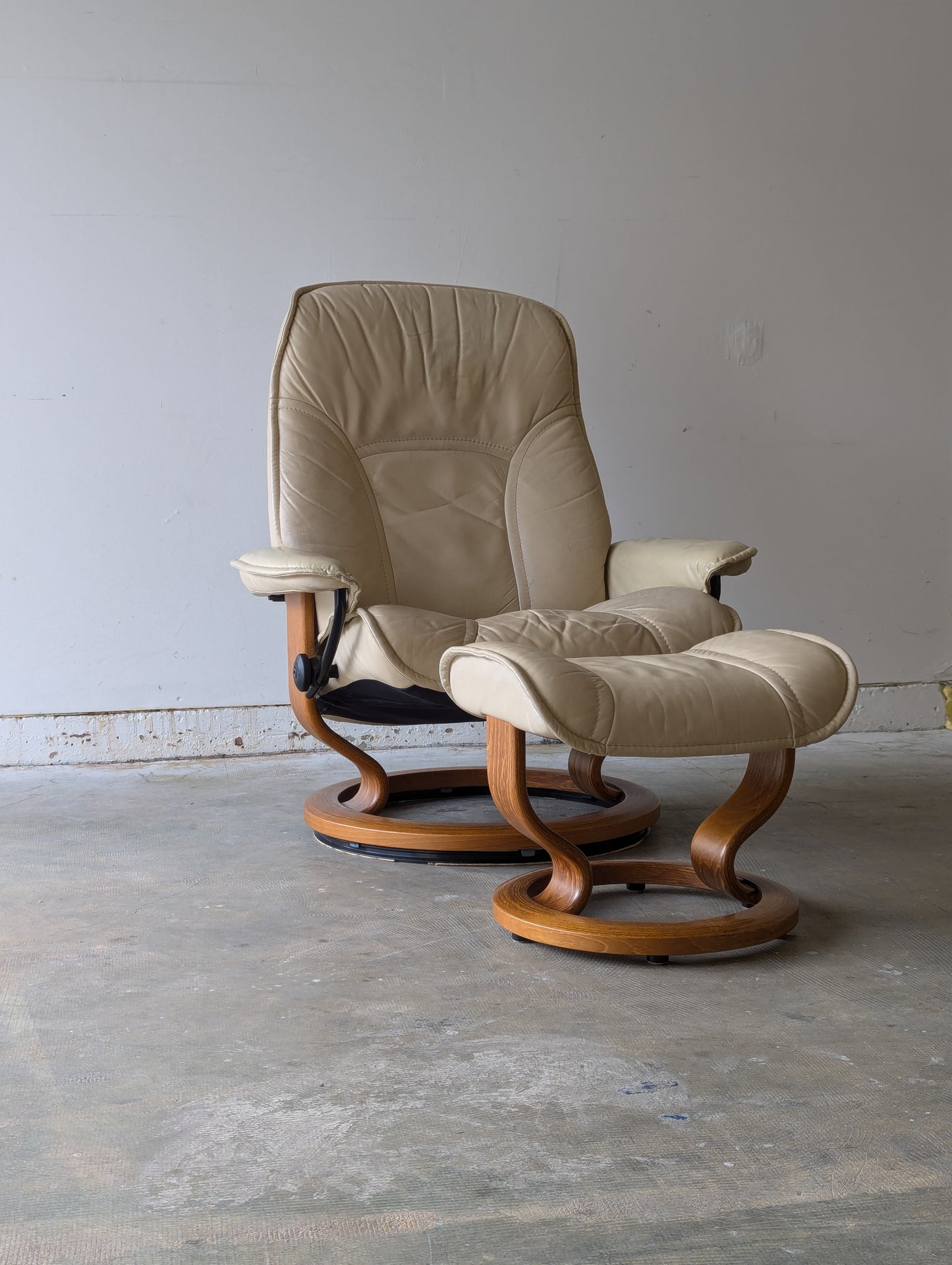 Ekornes Stressless Mayfair Lounge Chair + Ottoman