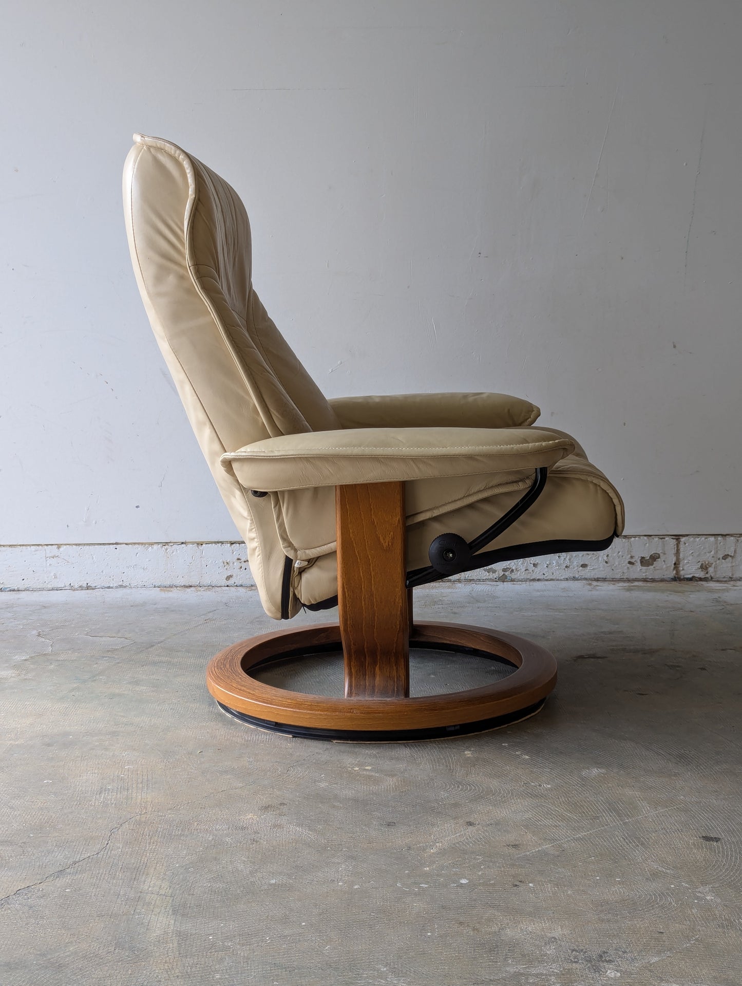 Ekornes Stressless Mayfair Lounge Chair + Ottoman
