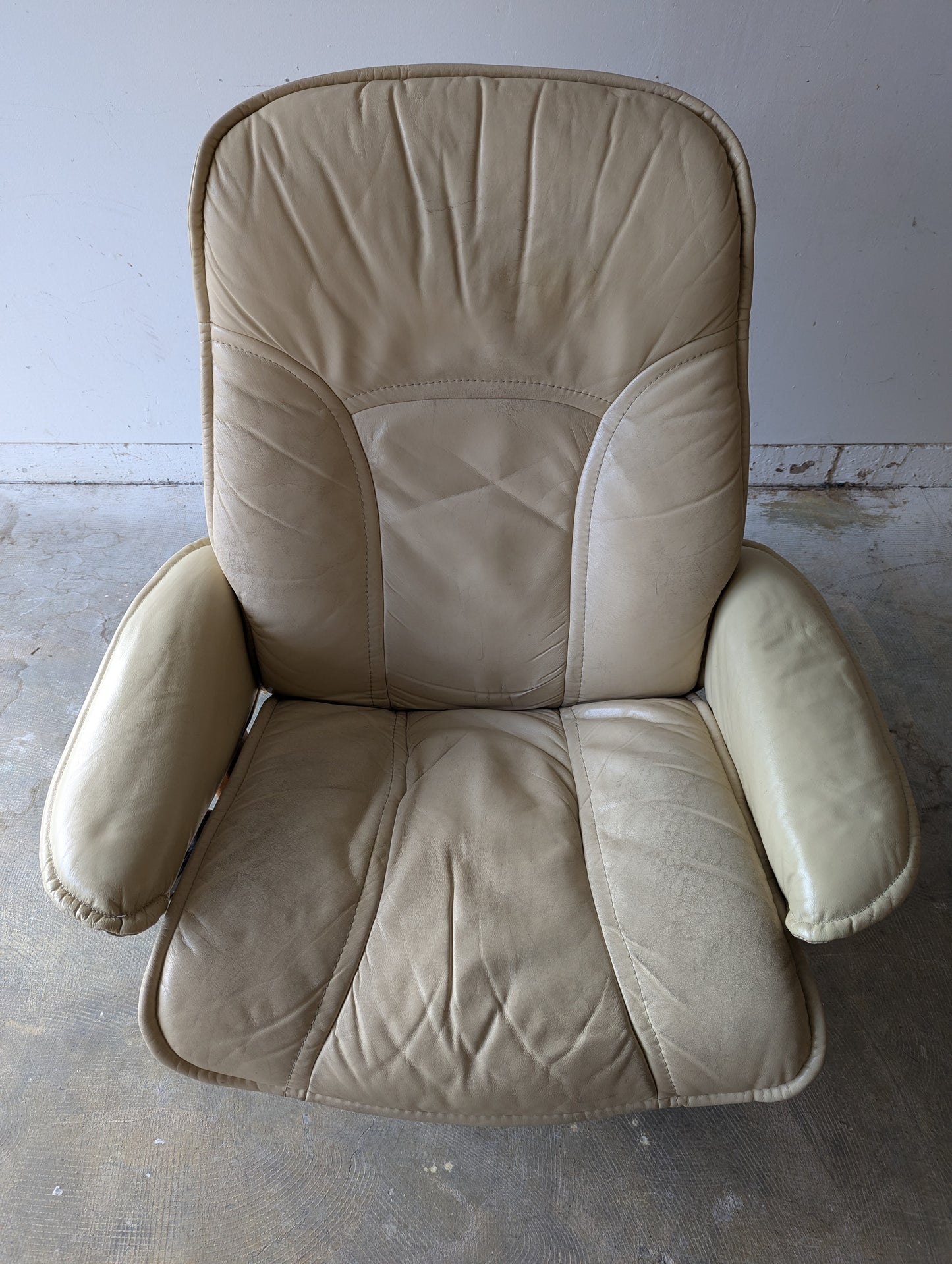 Ekornes Stressless Mayfair Lounge Chair + Ottoman