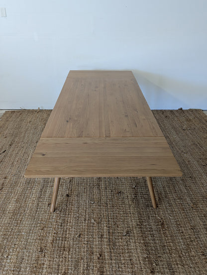 Article Seno Oak Extendable Dining Table