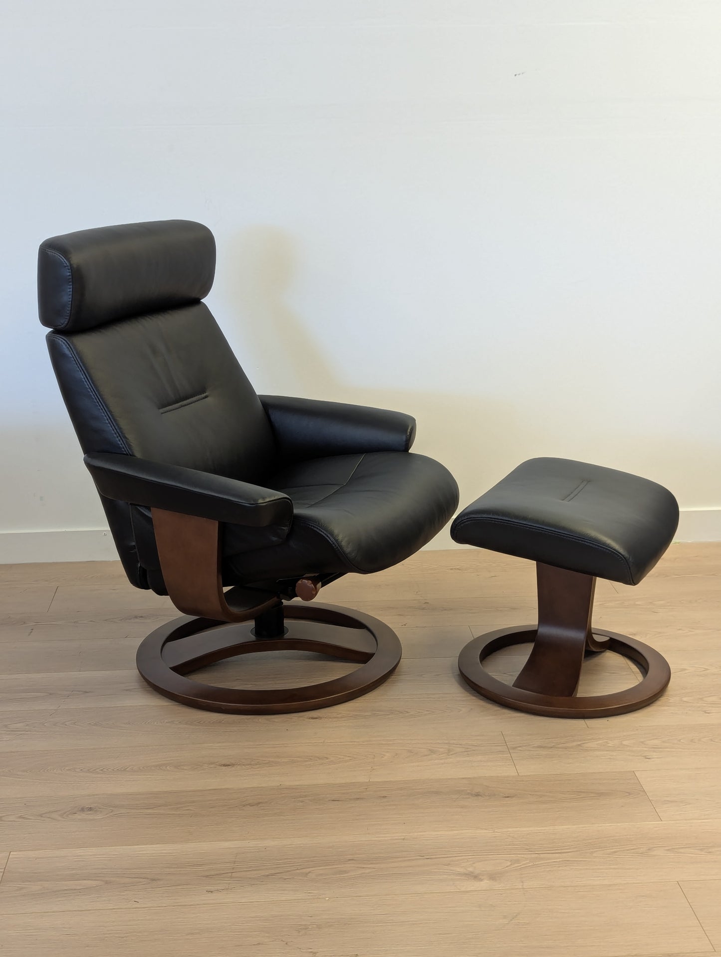 La-Z-Boy Aura 726-92M Swivel Chair with Footrest