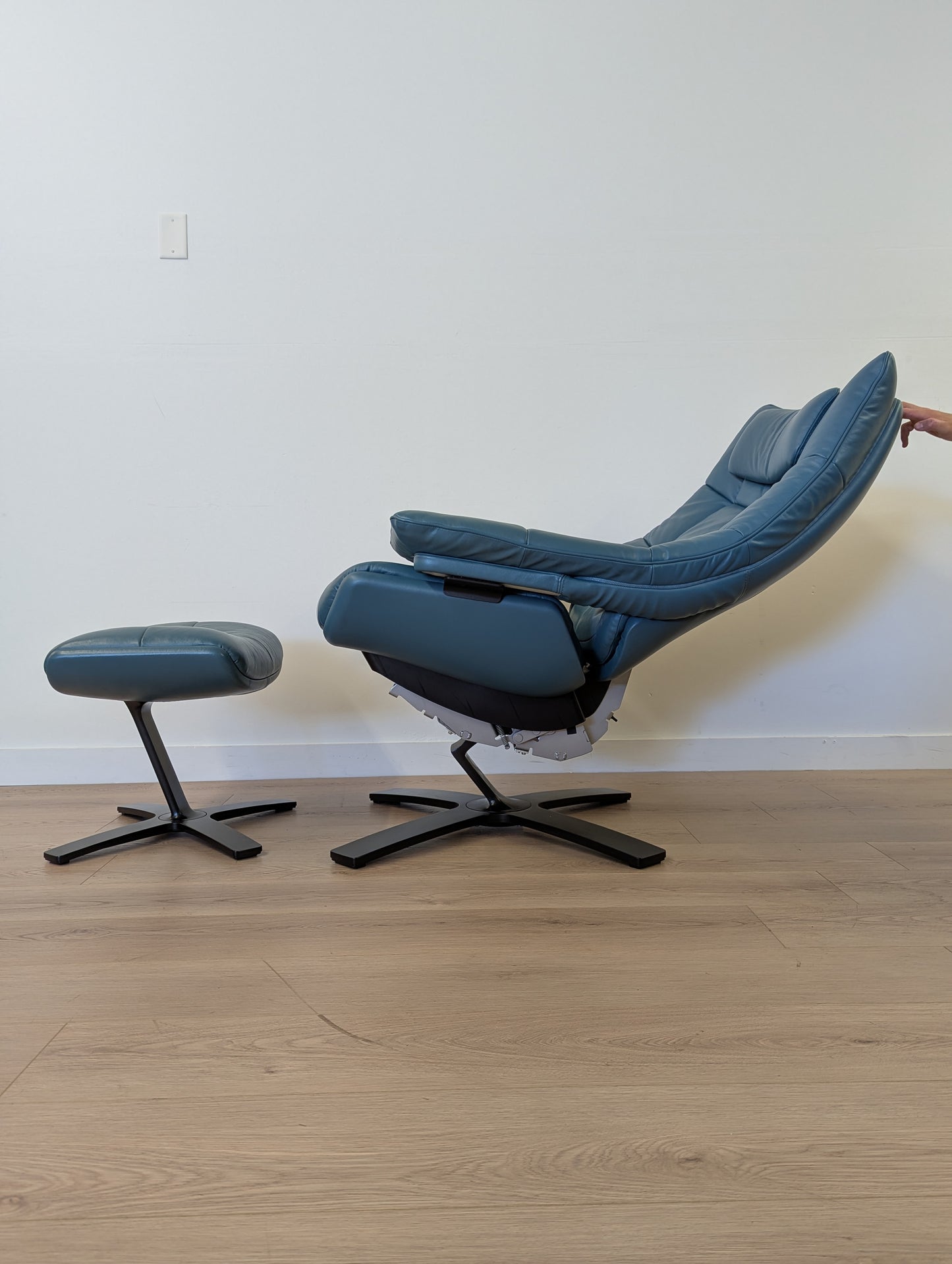 Natuzzi Italia Re-Vive Quilted King 600K Swivel Chair + Ottoman