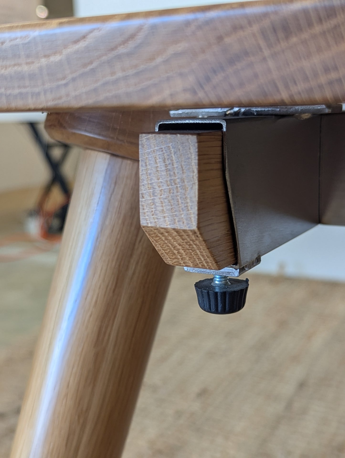 Article Seno Oak Extendable Dining Table