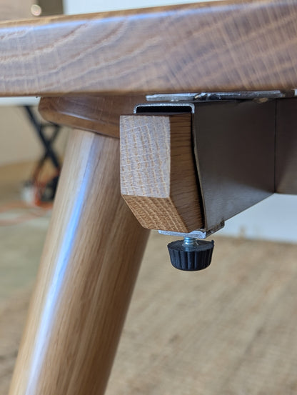 Article Seno Oak Extendable Dining Table