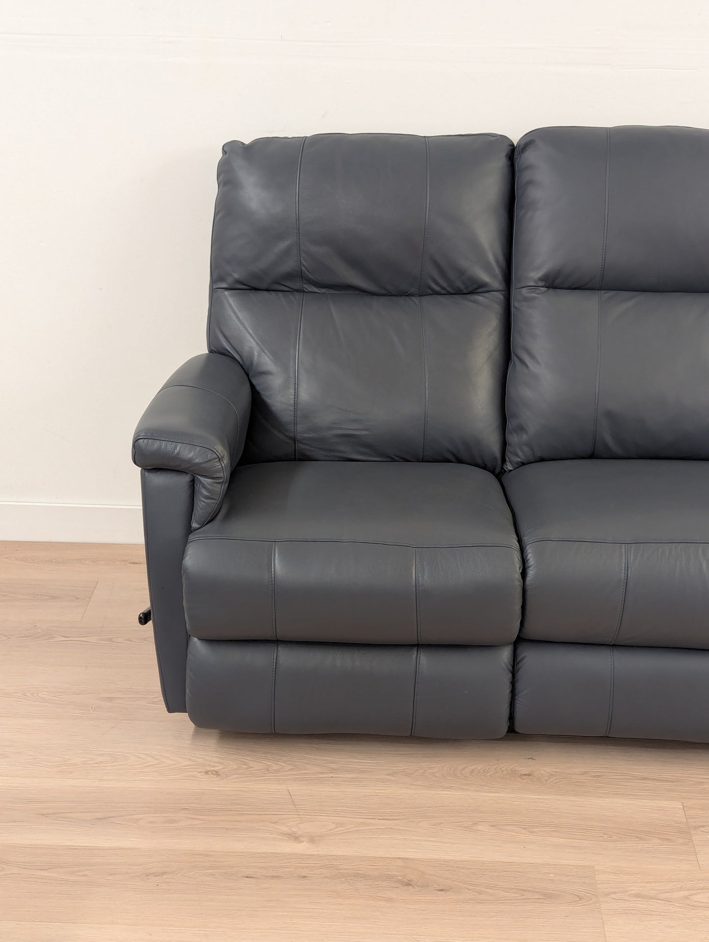 La-Z-Boy Ethan Reclining Sofa W Fold Down Table