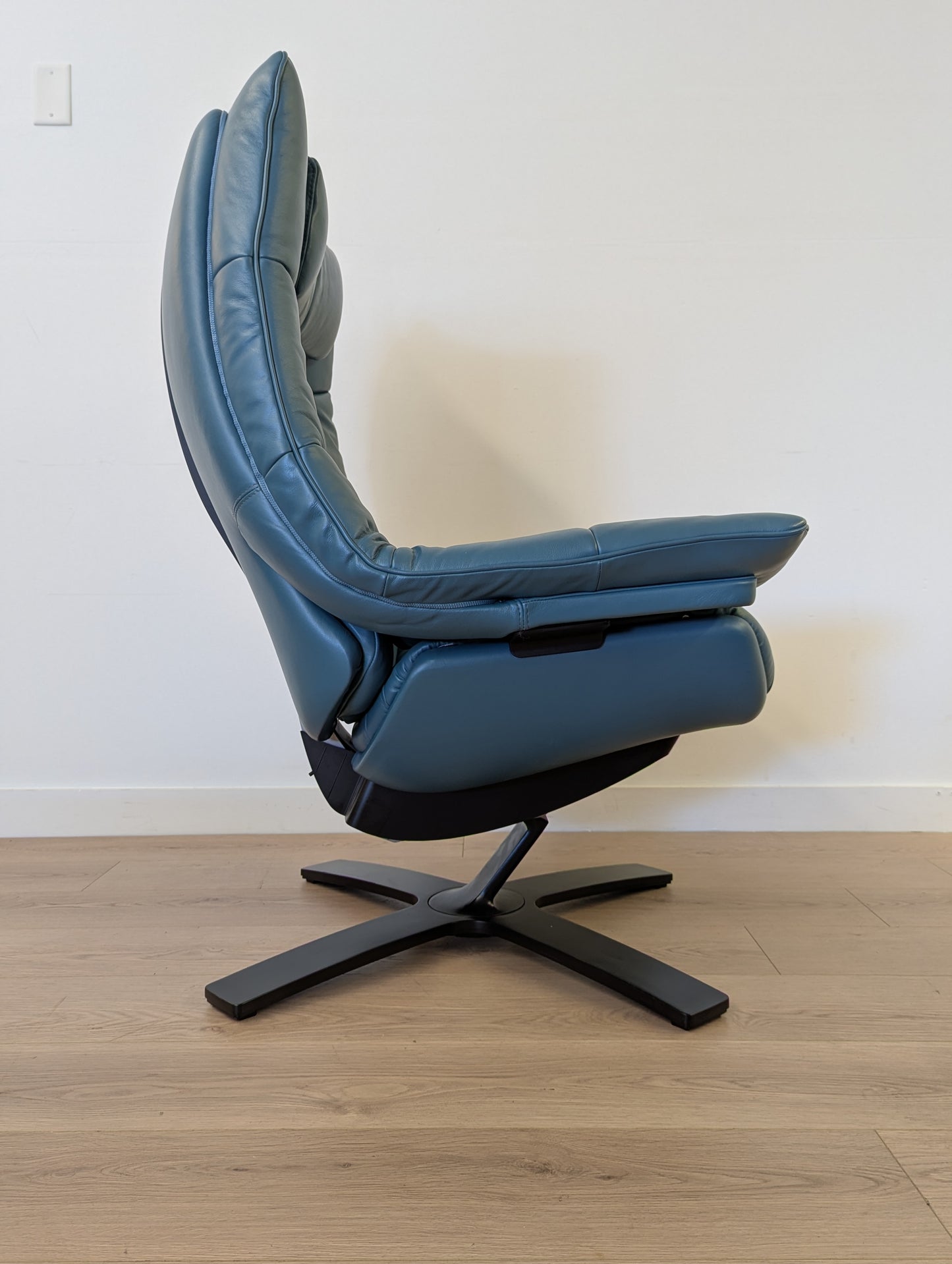 Natuzzi Italia Re-Vive Quilted King 600K Swivel Chair + Ottoman