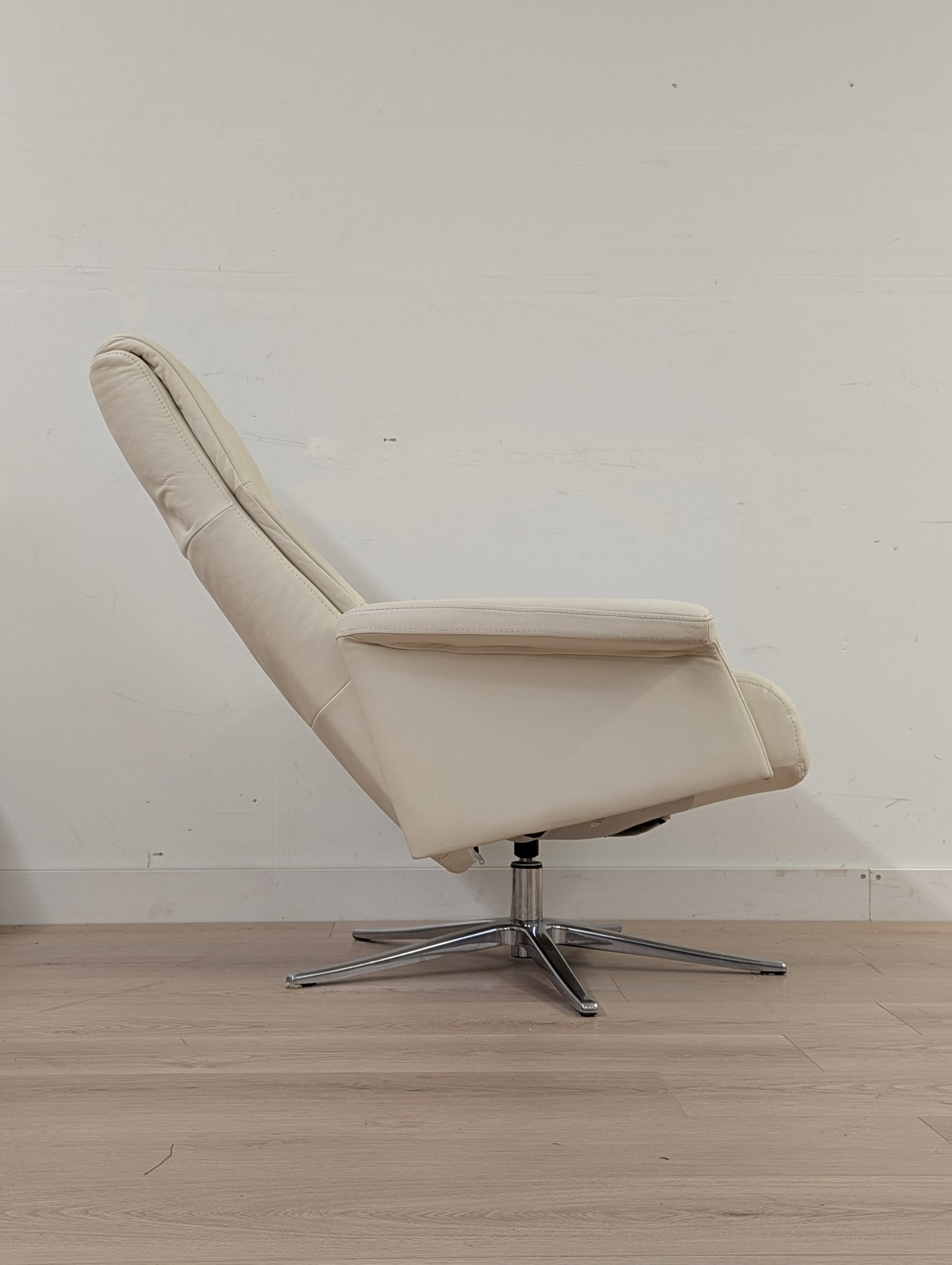 IMG Space 2400 Swivel Reclining Chair + Ottoman