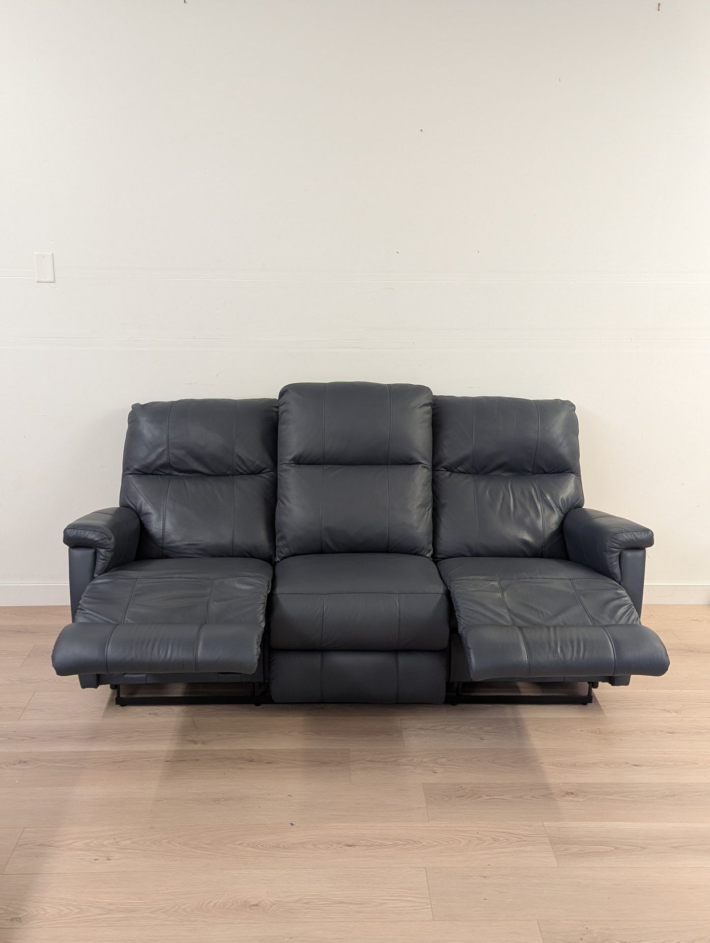 La-Z-Boy Ethan Reclining Sofa W Fold Down Table