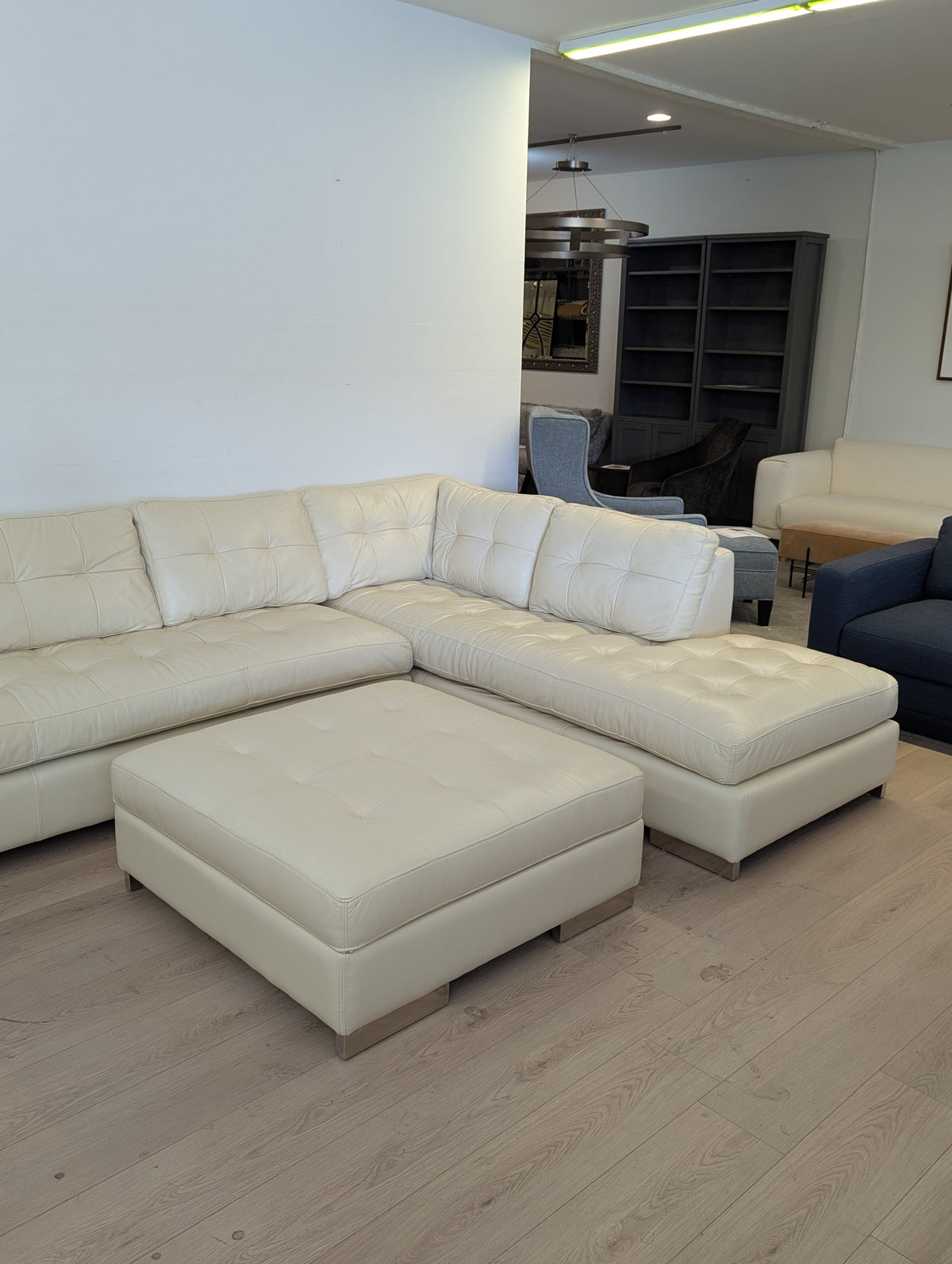 Arizona Leather Newport Sectional with Storage Ottoman