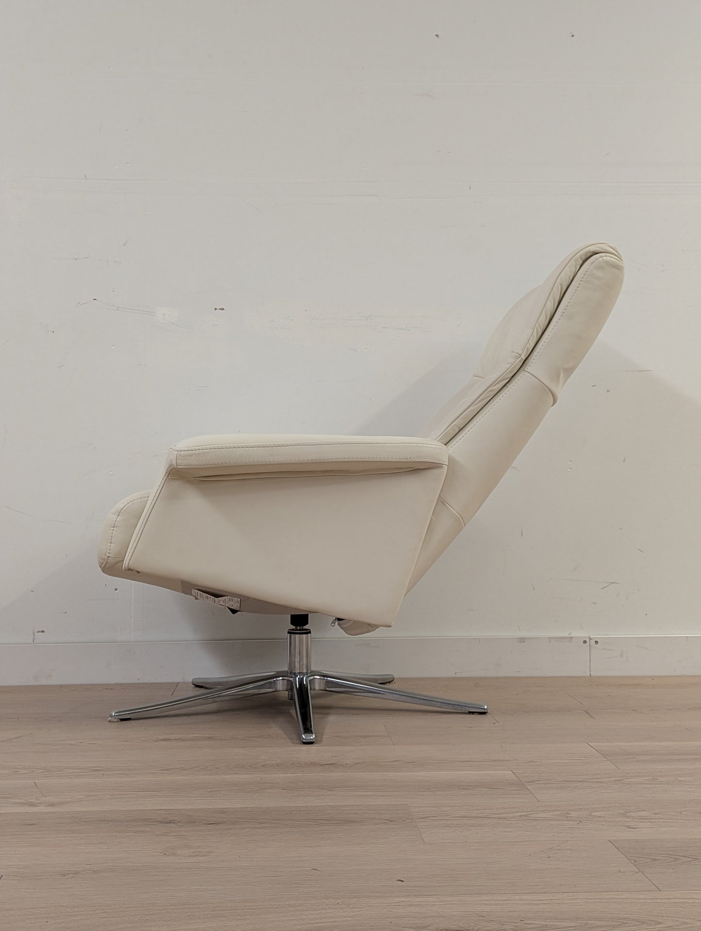 IMG Space 2400 Swivel Reclining Chair + Ottoman