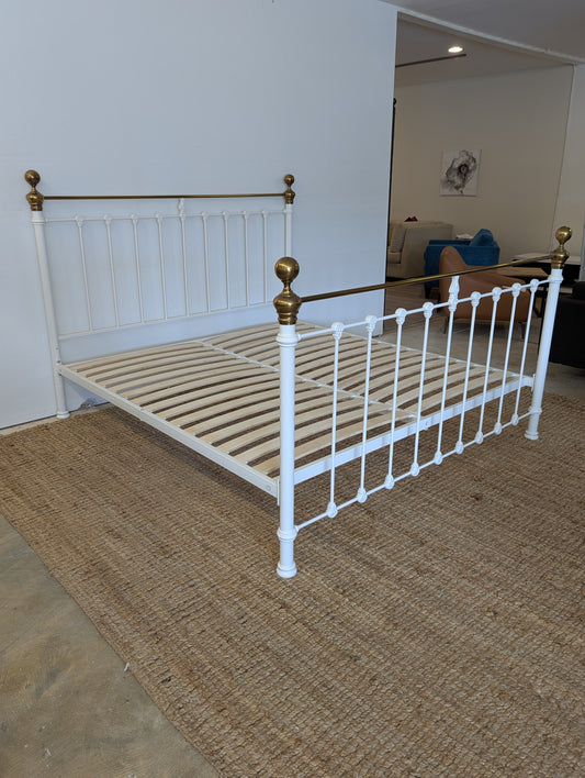 Orchids Luxe Home Castille White Metal/ Brass Bedframe