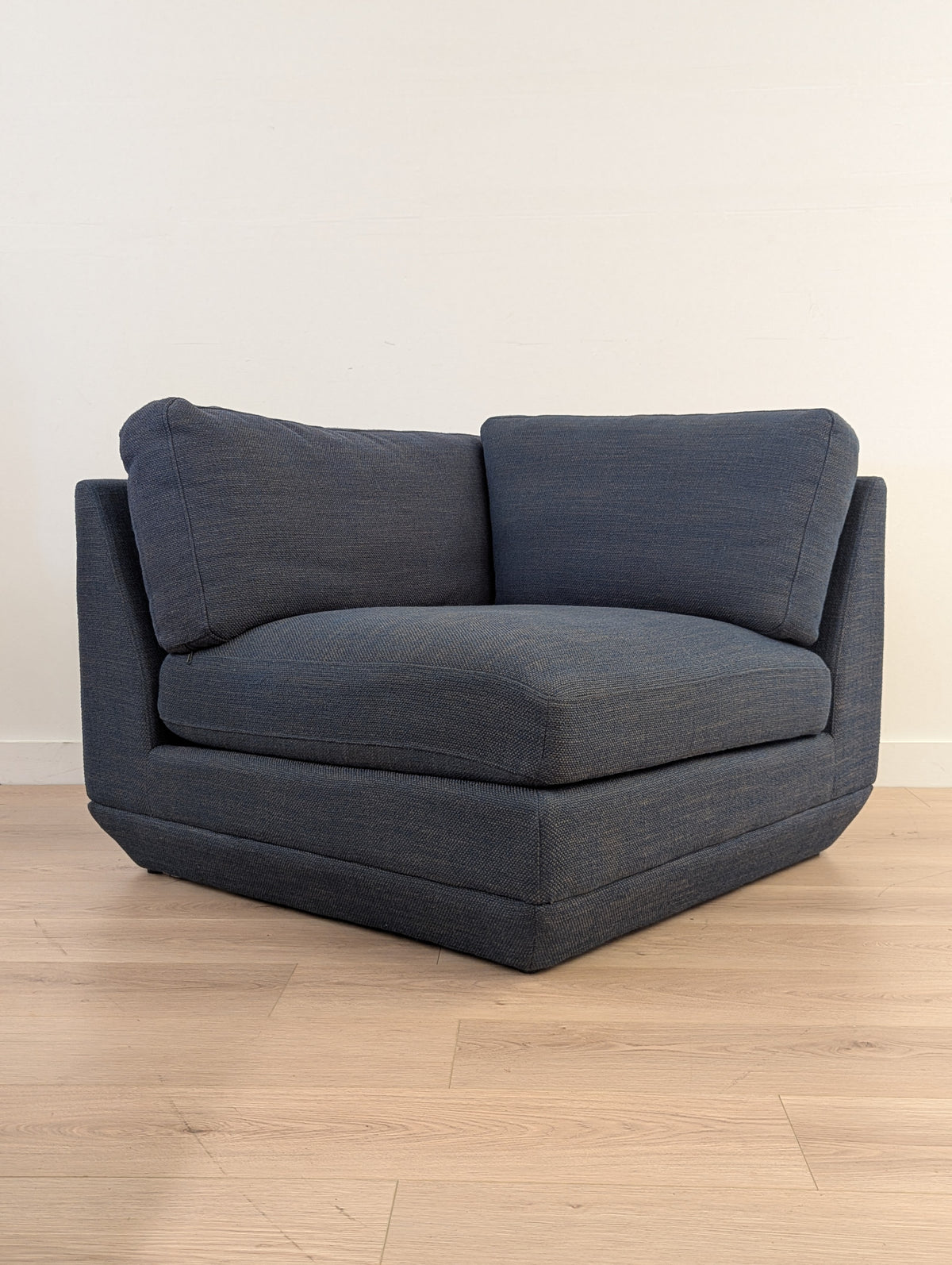Gus Modern Podium 8 Piece Sectional Set