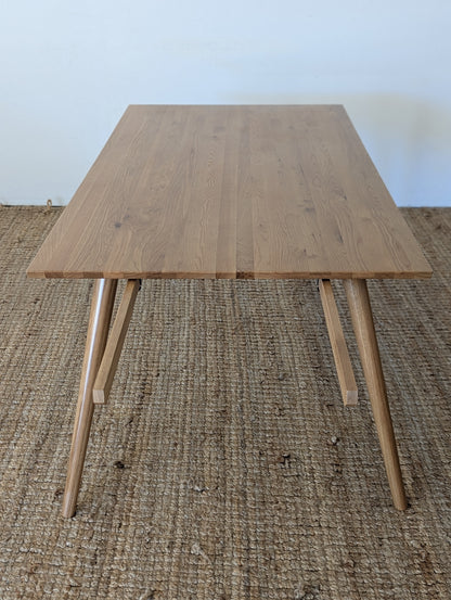 Article Seno Oak Extendable Dining Table