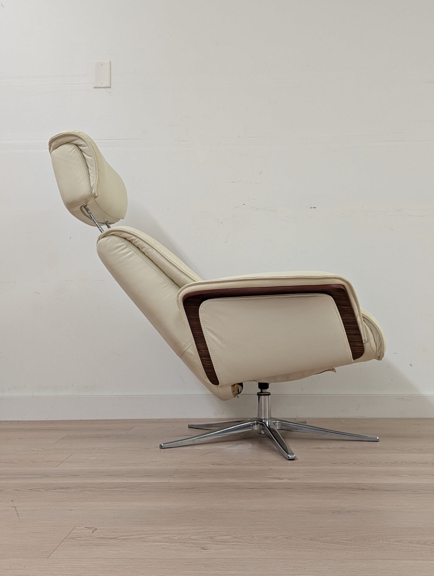 IMG Space 5400S Swivel Leather Recliner + Ottoman