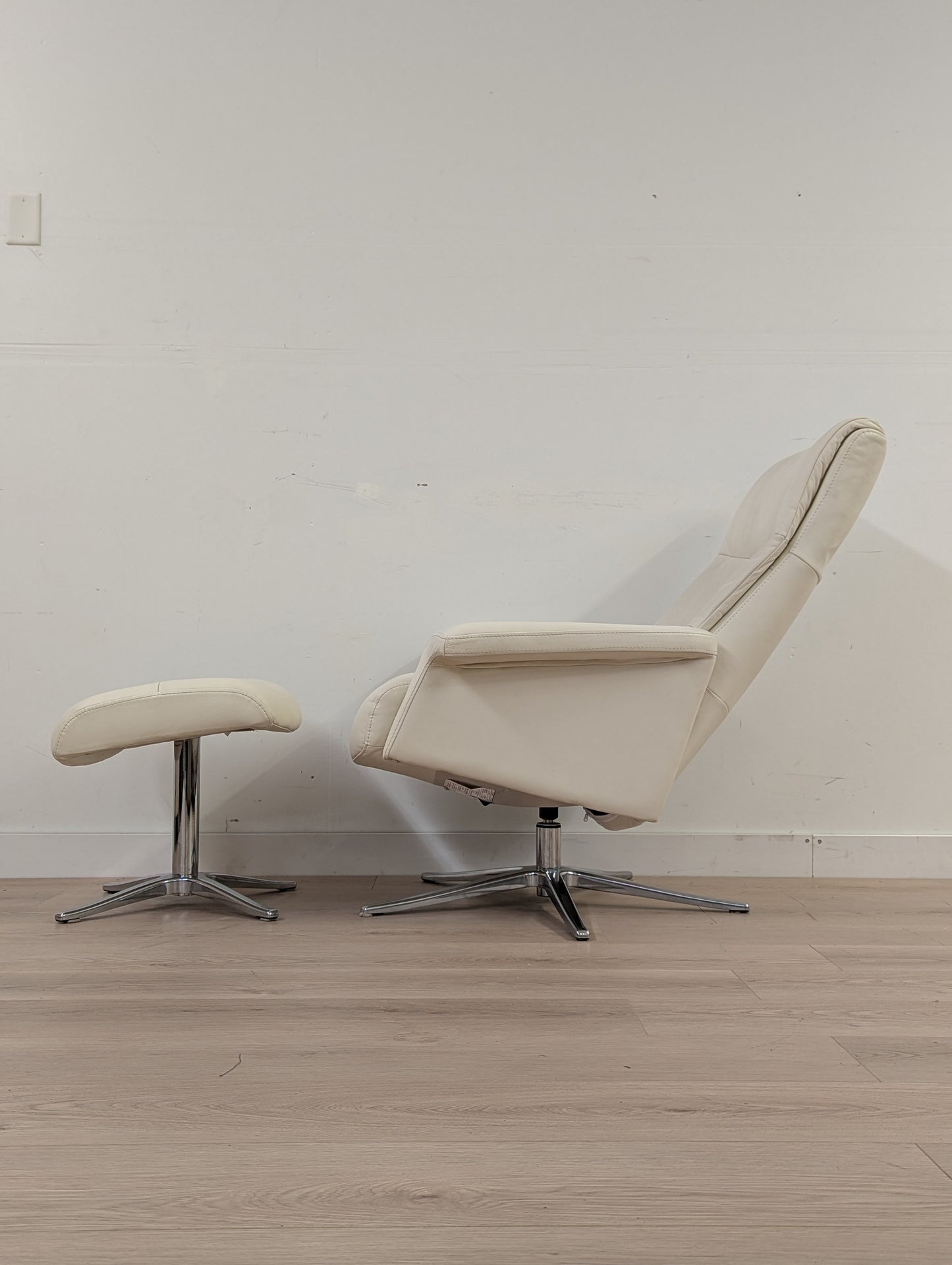 IMG Space 2400 Swivel Reclining Chair + Ottoman