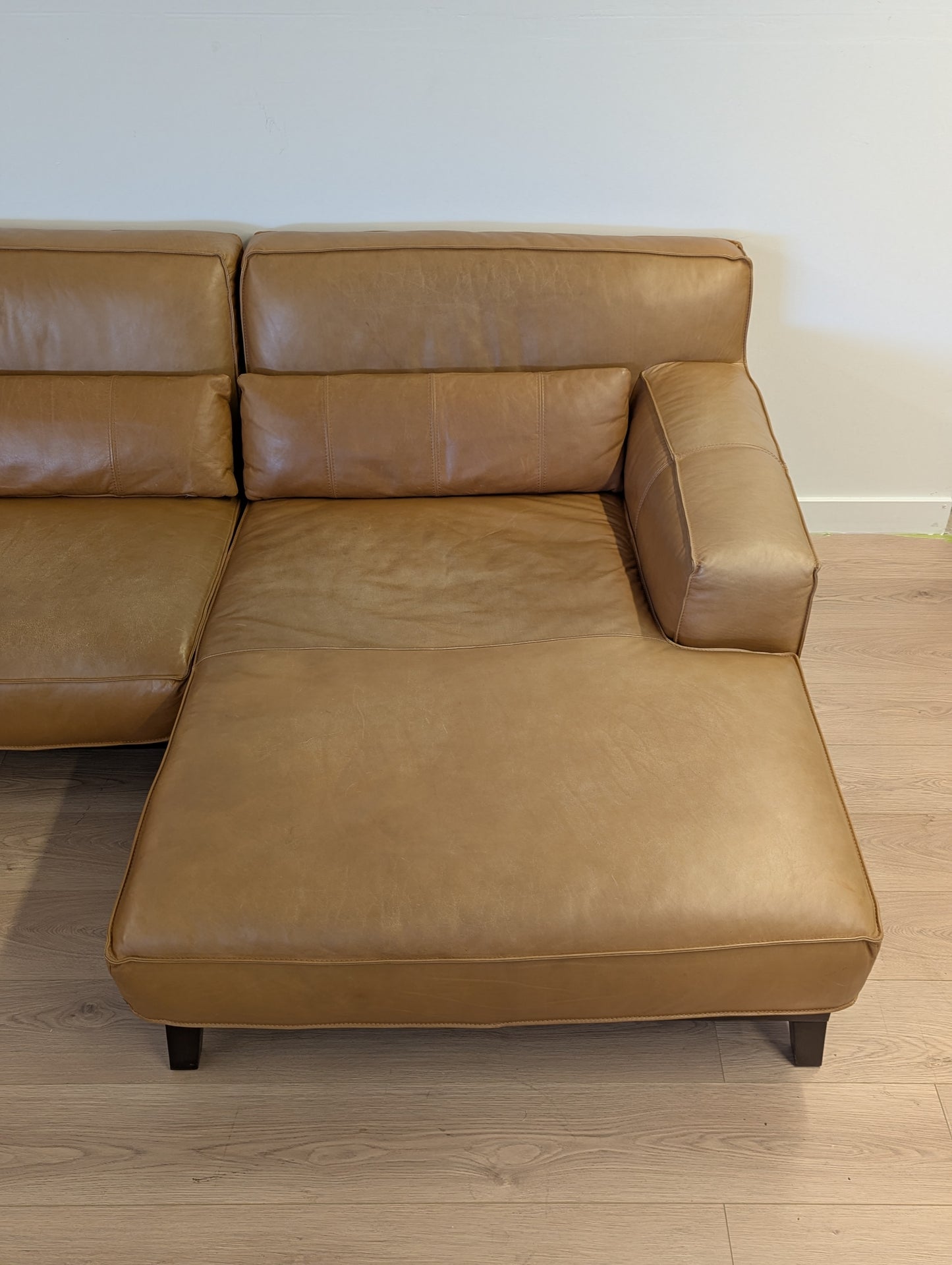 Moe's Marion Sectional