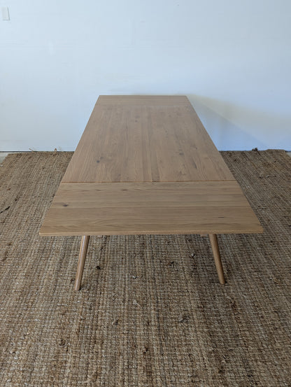 Article Seno Oak Extendable Dining Table