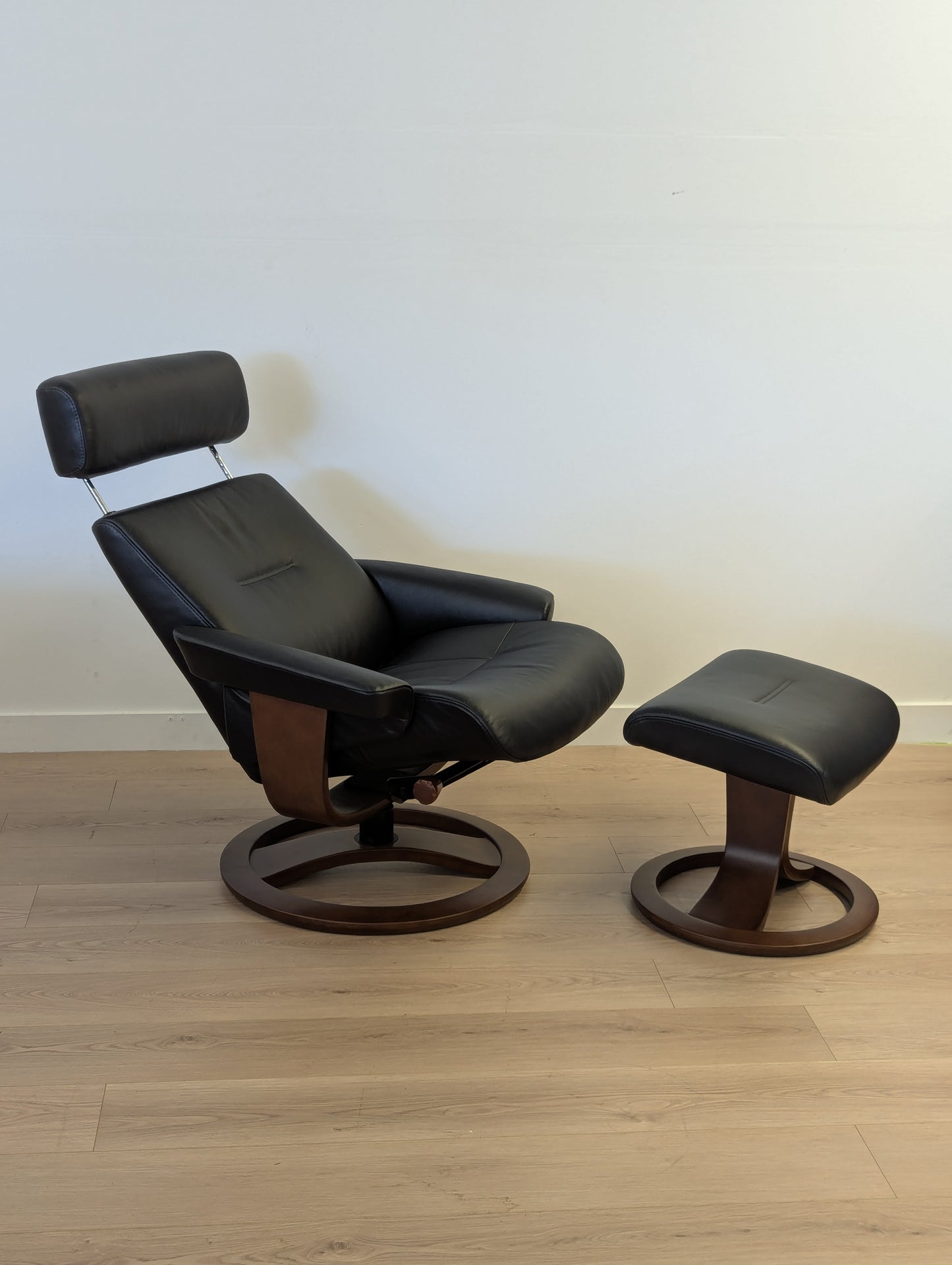 La-Z-Boy Aura 726-92M Swivel Chair with Footrest