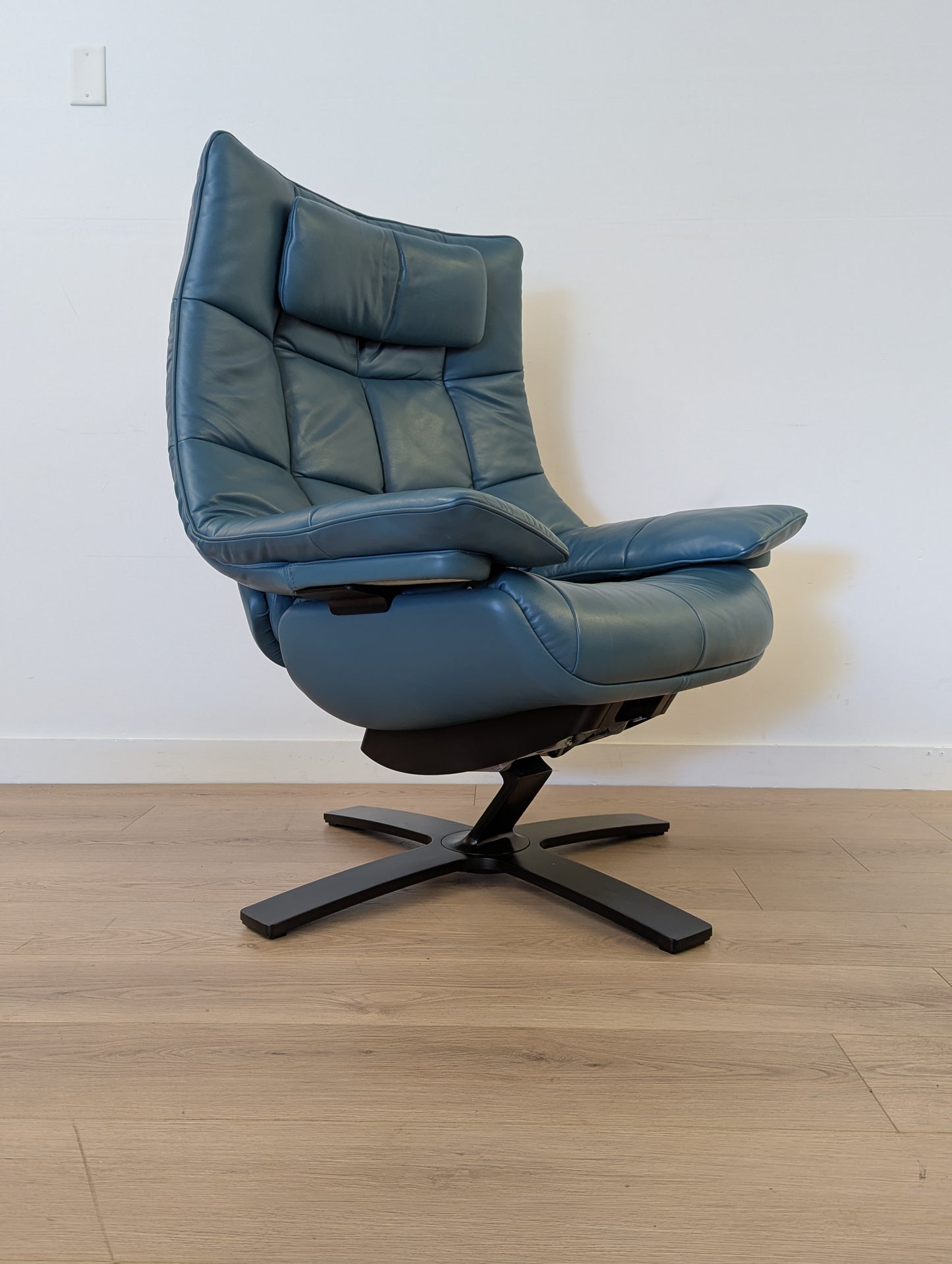 Natuzzi Italia Re-Vive Quilted King 600K Swivel Chair + Ottoman