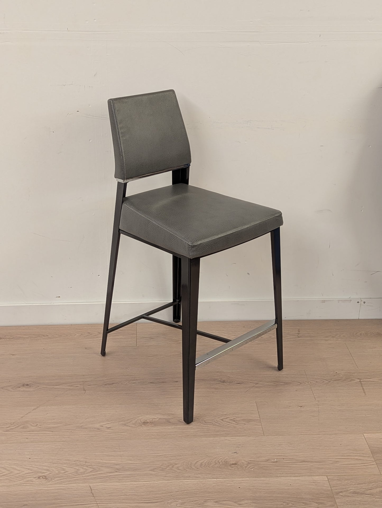 Elite Modern Vivian Stools (Set of 3)