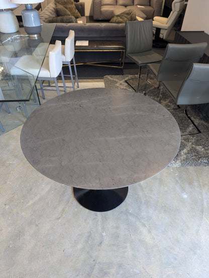 Knoll 42' Saarine Table