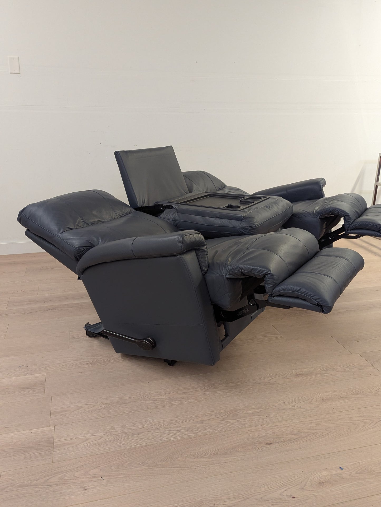 La-Z-Boy Ethan Reclining Sofa W Fold Down Table