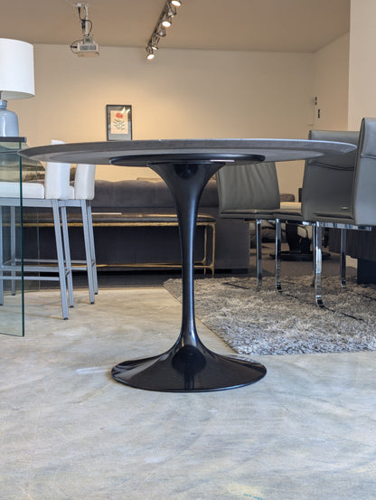 Knoll 42' Saarine Table