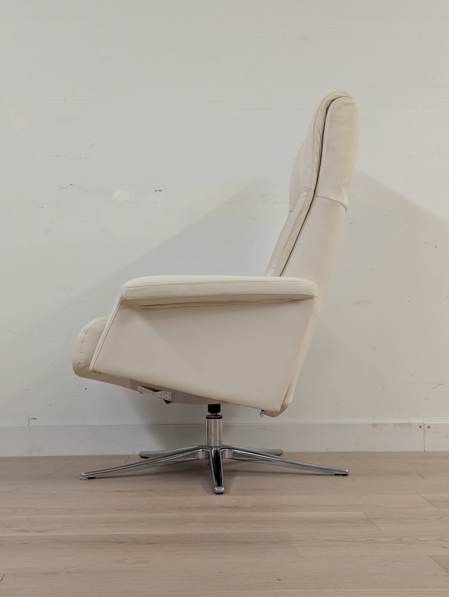 IMG Space 2400 Swivel Reclining Chair + Ottoman
