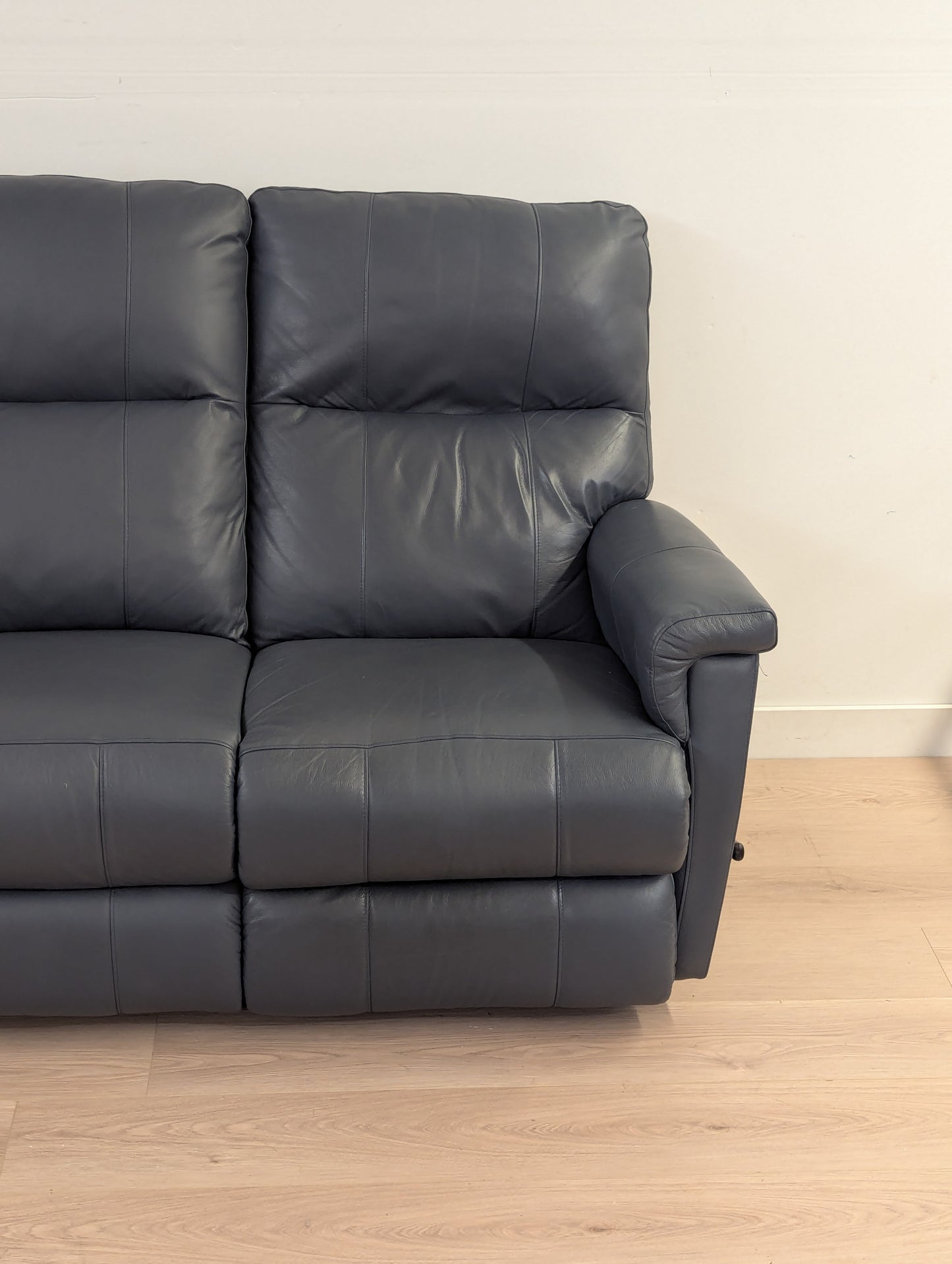 La-Z-Boy Ethan Reclining Sofa W Fold Down Table