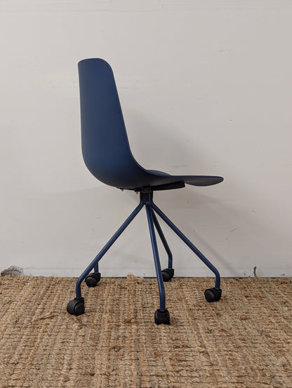 Article Svelti Office Chair - Berry Blue
