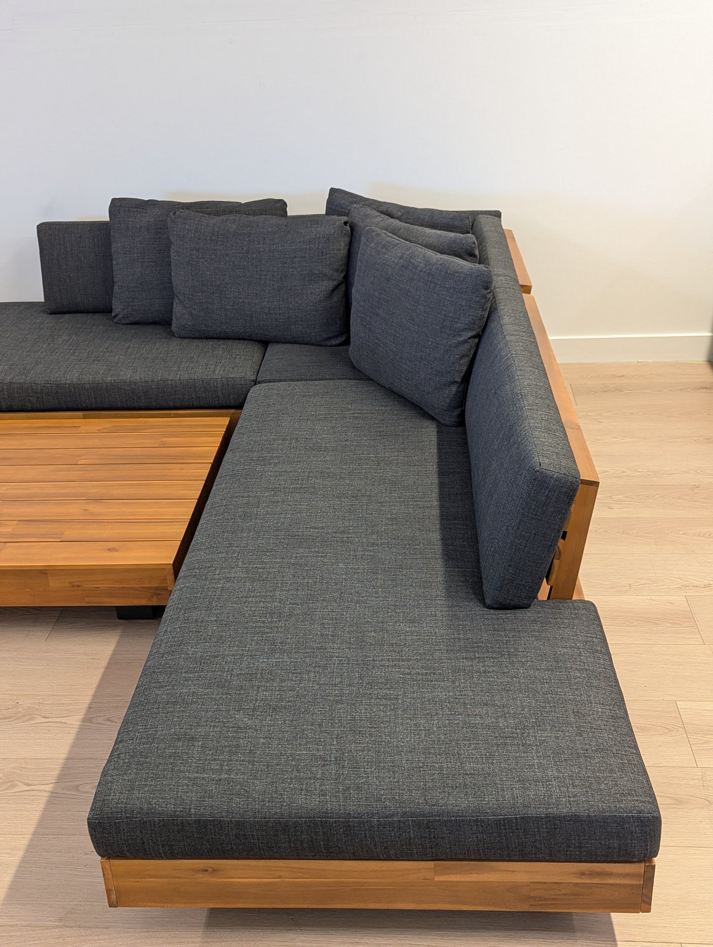 Article 100" Lubek Sectional Set (Cover Included)