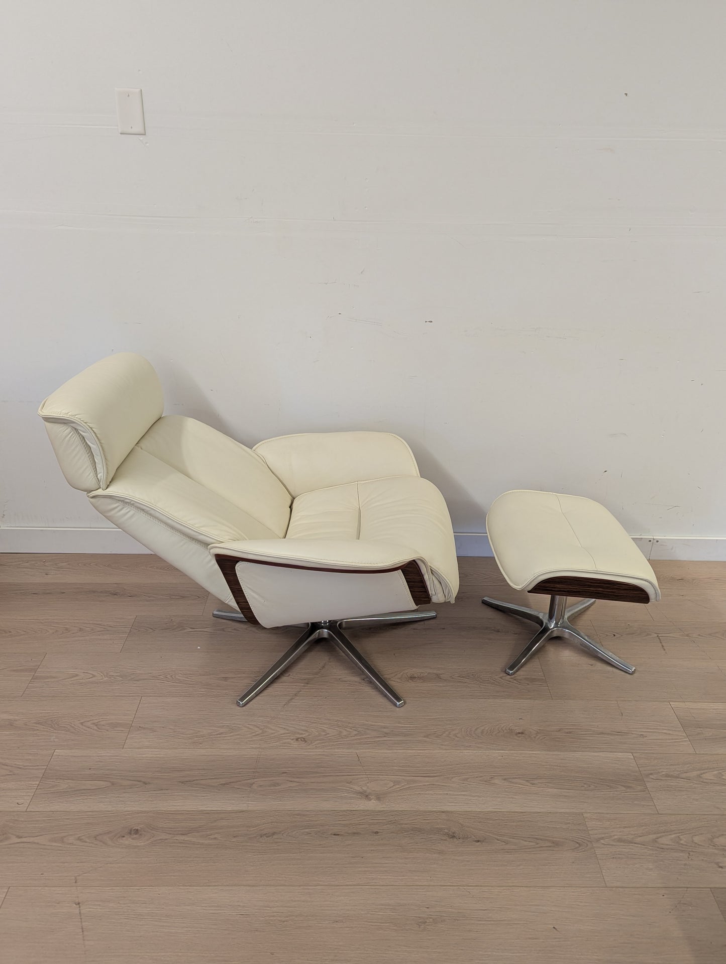 IMG Space 5400S Swivel Leather Recliner + Ottoman