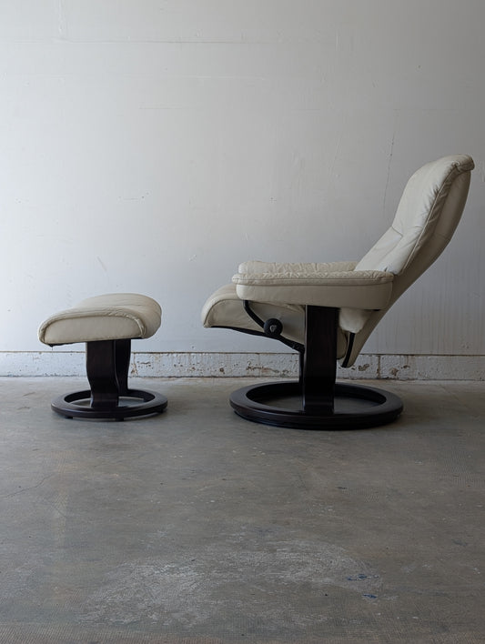 Ekornes Stressless Mayfair Recliner Chair + Ottoman