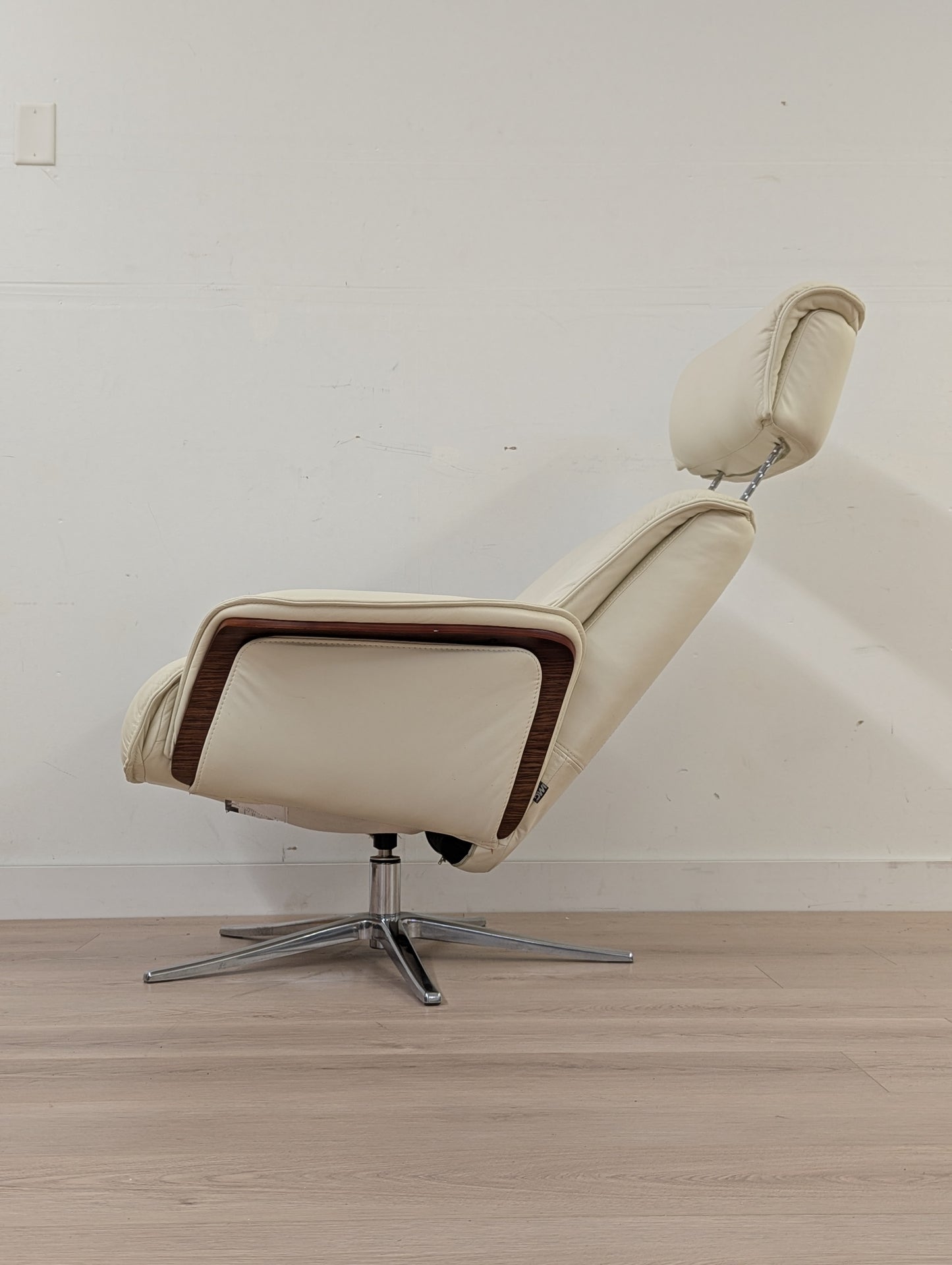 IMG Space 5400S Swivel Leather Recliner + Ottoman