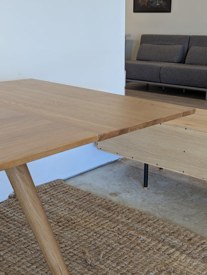 Article Seno Oak Extendable Dining Table